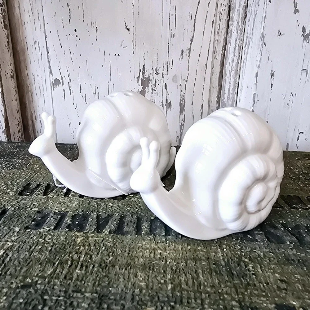 Ceramic Snail Figurines – White Salt & Pepper Shakers Set‎ or Home Décor